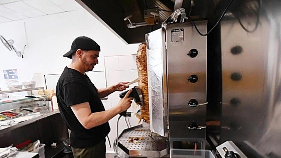 El kebab de Hassan resurge del asalto ultra en Torre Pacheco: «La gente me ha emocionado»