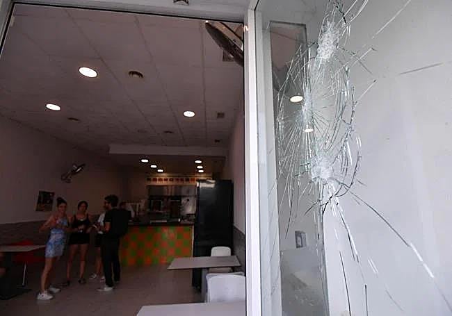 Cristais quebrados na porta de entrada, esperando o reparo.