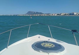 La policía en el momento de avistar a los menores casi un kilómetro mar adentro.