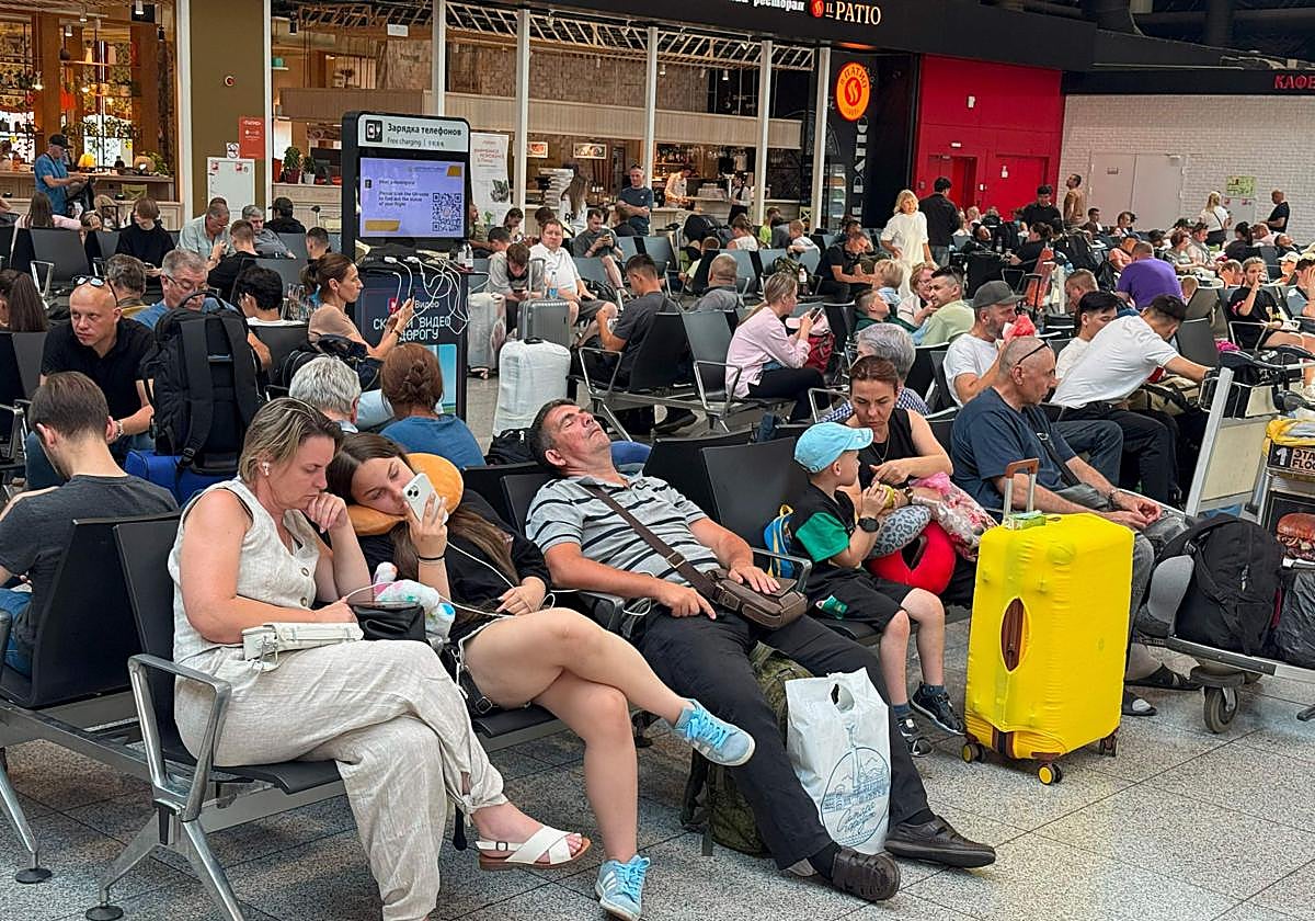 La gente espera sus vuelos Eeste lunes en el Aeropuerto DE Sheremetyevo, en las afueras de Moscú.