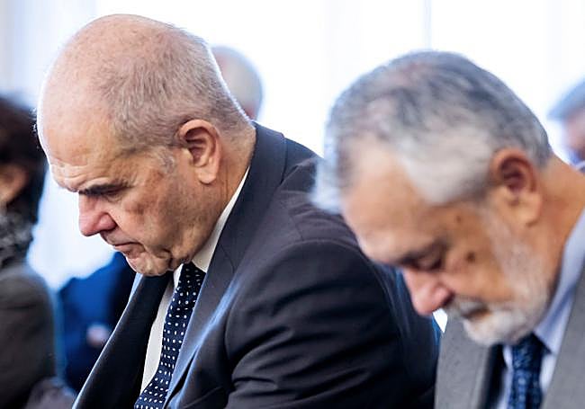 Chaves y Griñán, en el banquillo de los acusados en 2018.