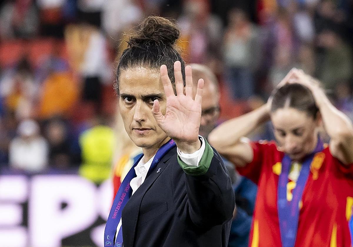 Montse Tomé, con gesto serio tras la derrota de España ante Inglaterra en la final de la Eurocopa.