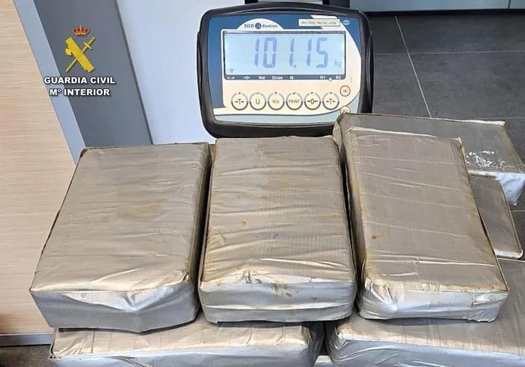 Las bolsas sustraidas por la Guardia Civil que contienen 101 kiIogramos de cocaína.