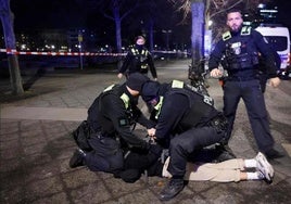 El momento de la detención del joven sirio tras perpetrar el ataque en el Memorial del Holocausto en Berlín.
