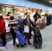 Ciudadanos haciendo la compra.