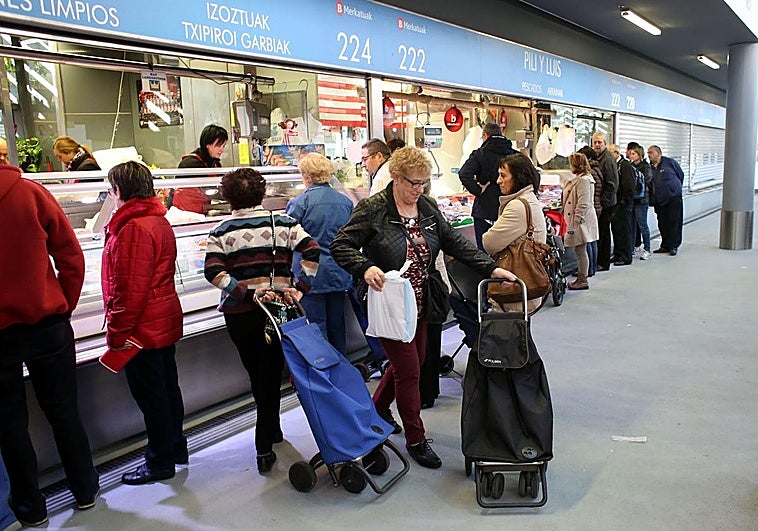 Ciudadanos haciendo la compra.