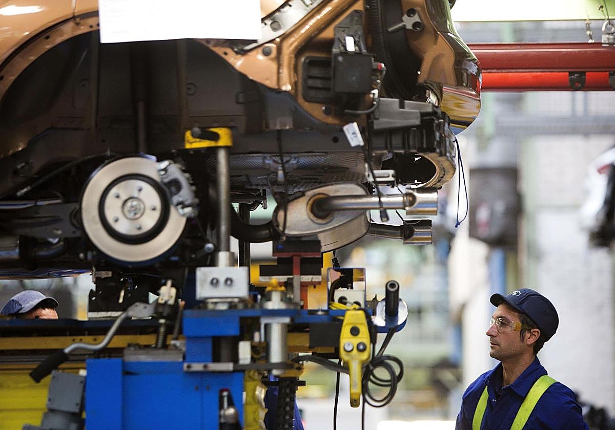 Un operario trabaja en la cadena de montaje de la factoría de Ford de Almussafes (Valencia).