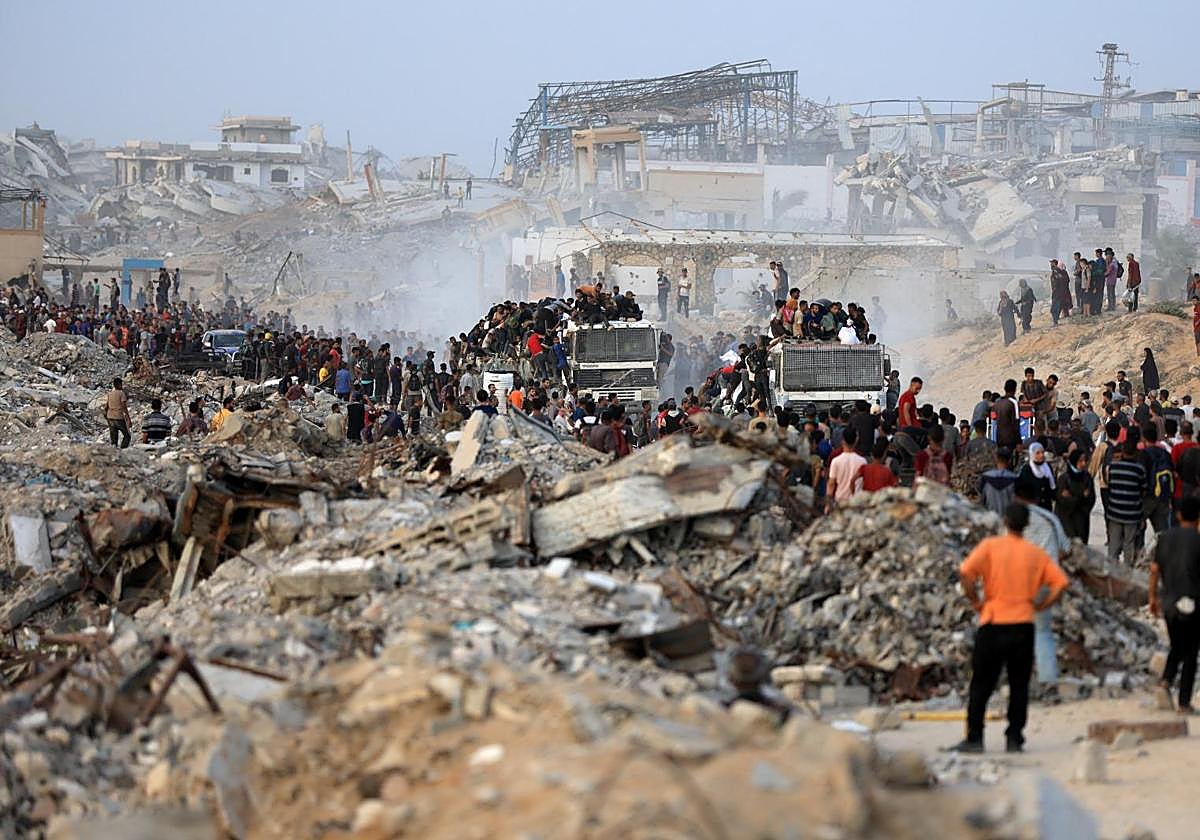 Una muchedumbre de gazatíes se concentra junto a un envío de ayuda humanitaria.