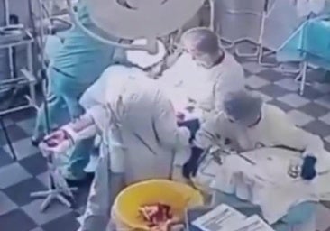 Impresionantes imágenes de unos médicos rusos operando durante el megaterremoto