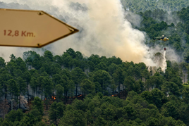 Un helicóptero de la lucha contra incendios trabaja en las labores de extinción del incendio de Ávila