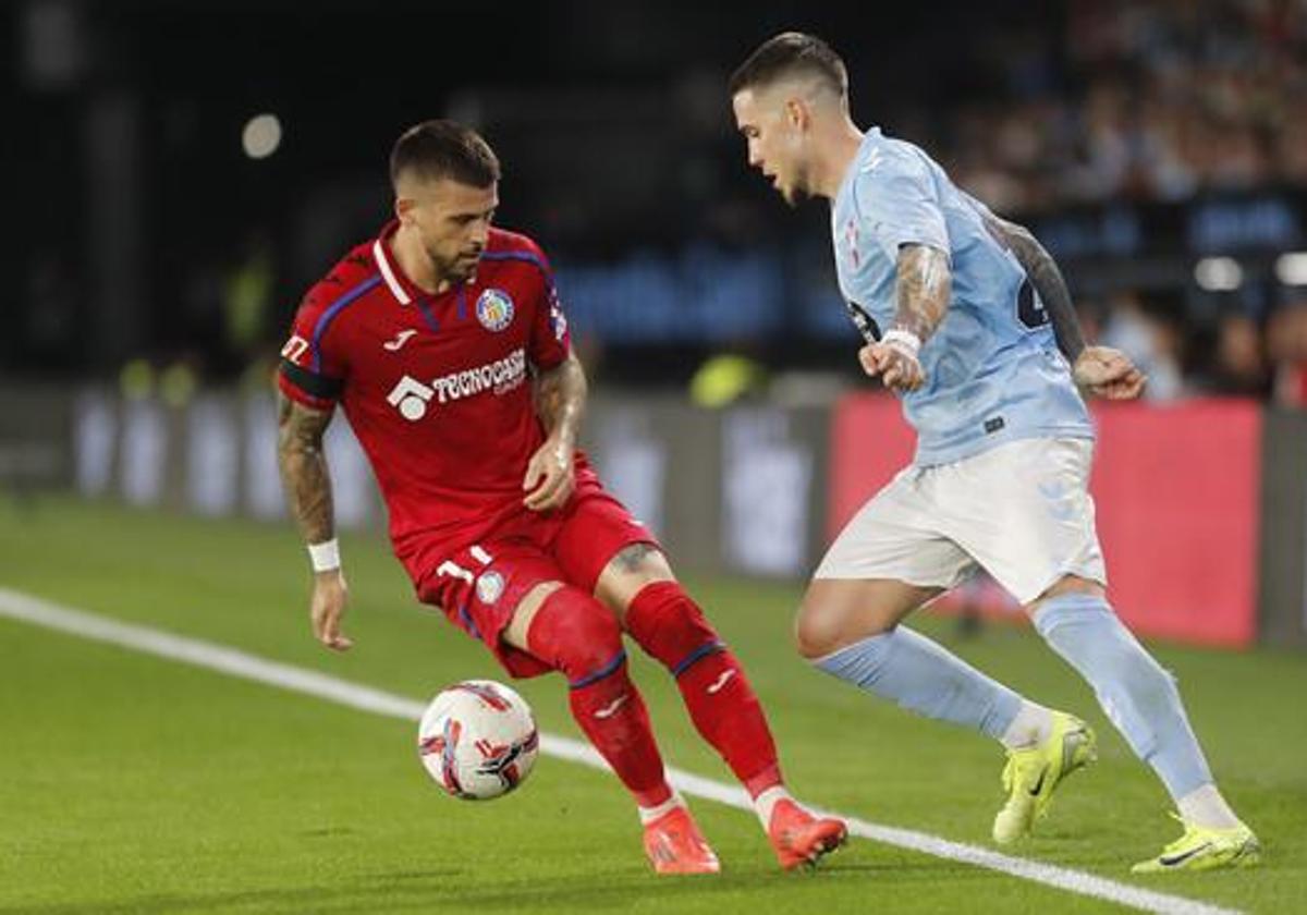 Carles Pérez competes for the ball against Celta de Vigo.