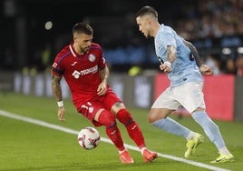 Carles Pérez disputa un balón frente al Celta de Vigo.