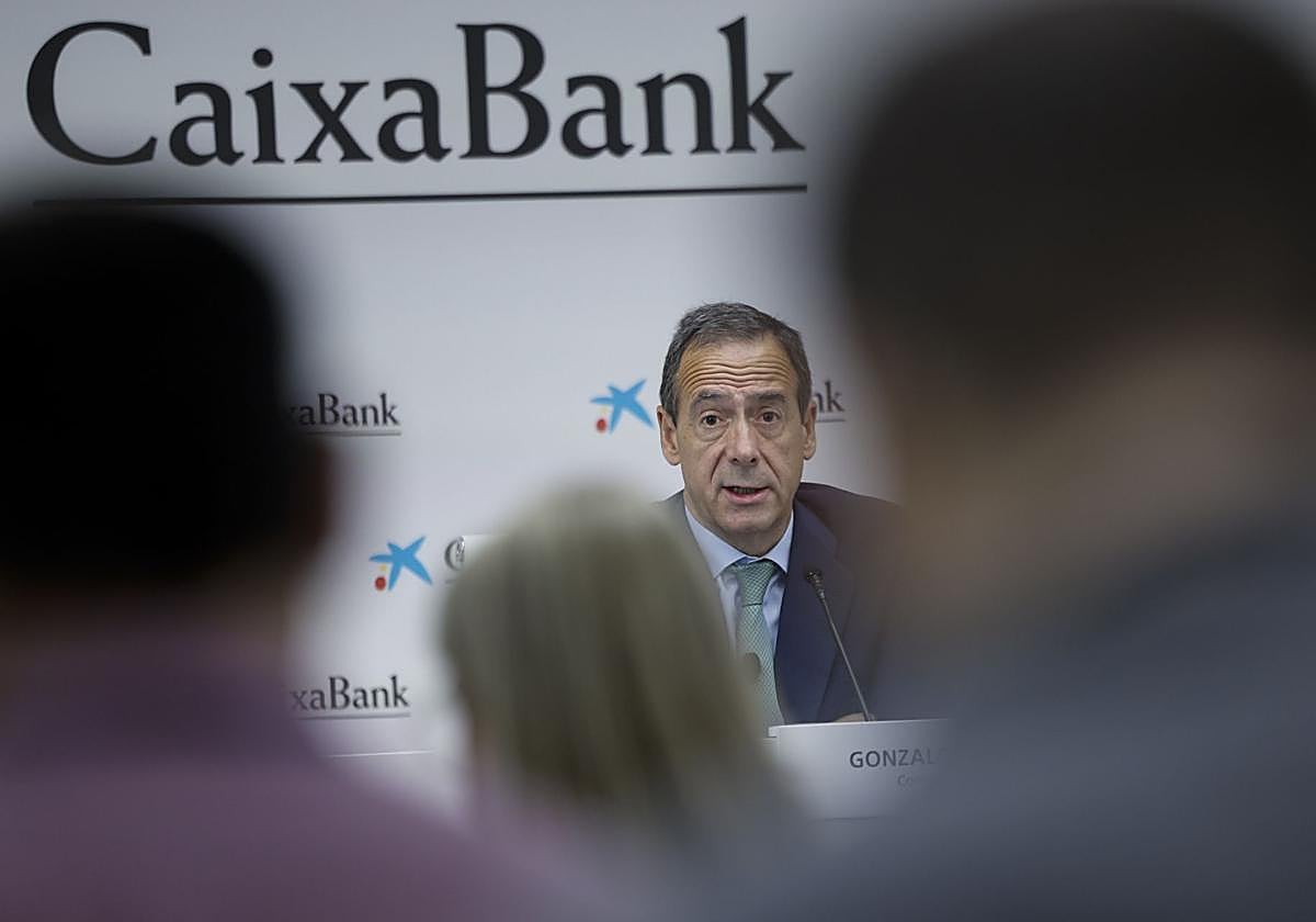 Gonzalo Gortázar, durante la rueda de prensa de CaixaBank en Valencia.