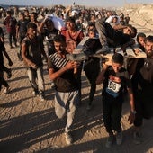 Palestinos con heridos y ayuda humanitaria, este miércoles en Gaza.