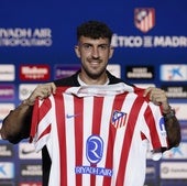 Ruggeri luce con alegría la camiseta del Atleti durante su presentación.