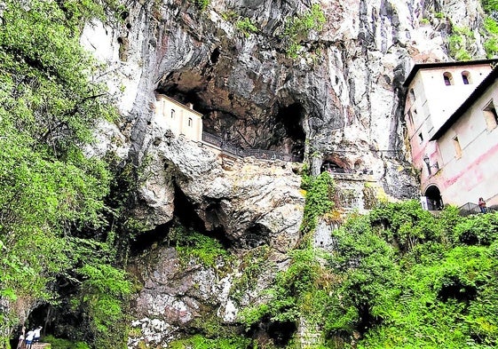 Covadonga. La Santa Cueva de Covandonga, lugar de peregrinación.