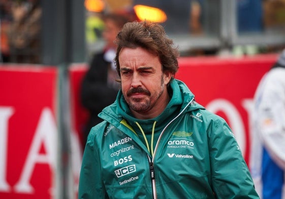 El piloto de Aston Martin Fernando Alonso pasea por el padock del GP de Bélgica.