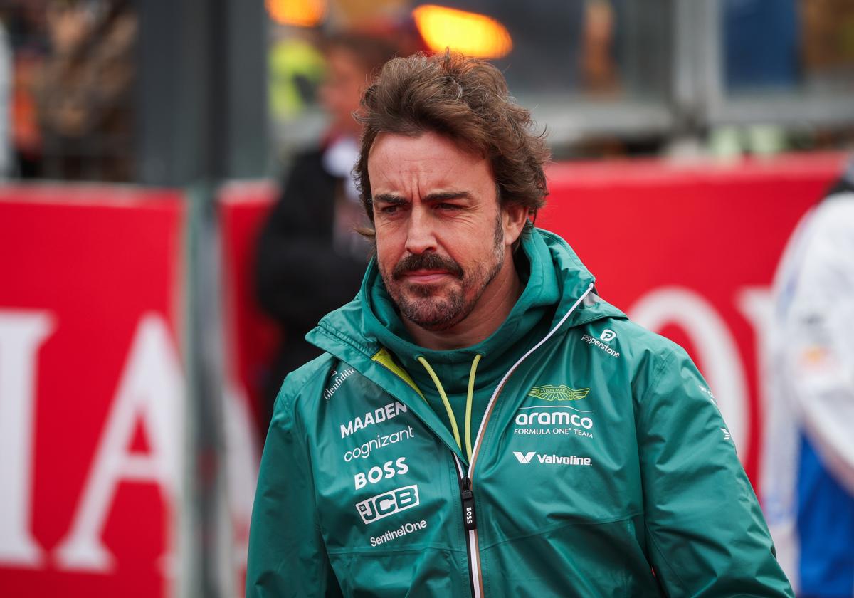 El piloto de Aston Martin Fernando Alonso pasea por el padock del GP de Bélgica.