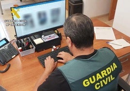 Un agente de la Benemérita durante la investigación.