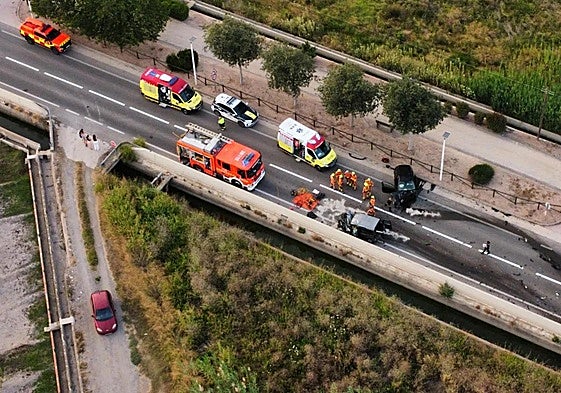 Imagen aérea del accidente donde se observa el trazado del vehículo que provocó el siniestro mortal.