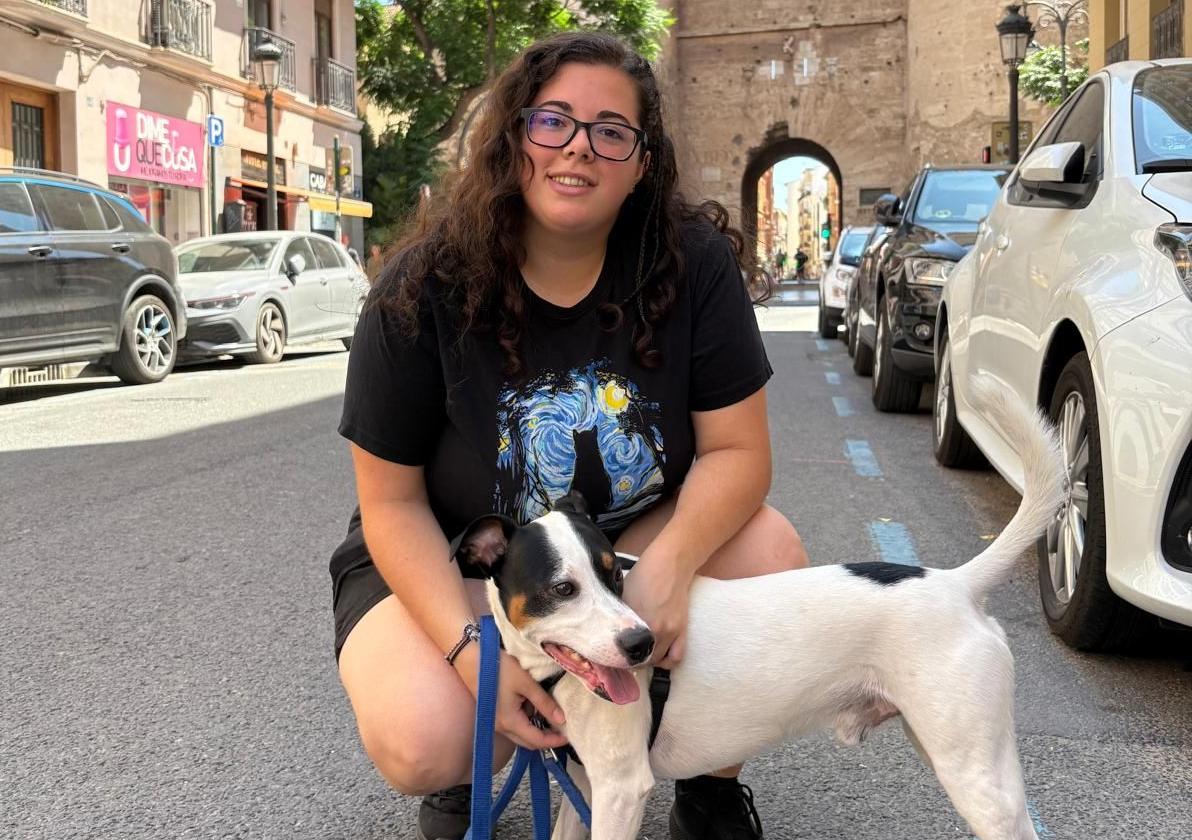 Cristina, con 'Mate', ante las Torres de Quart de Valencia.