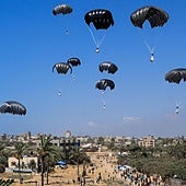 Ayuda lanzada desde aviones sobre la Franja de Gaza.