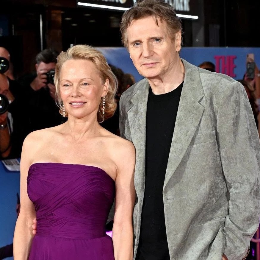 Pamela Anderson y Liam Neeson, enamorados: la última esperanza de amor maduro a los 50 en la que queremos creer