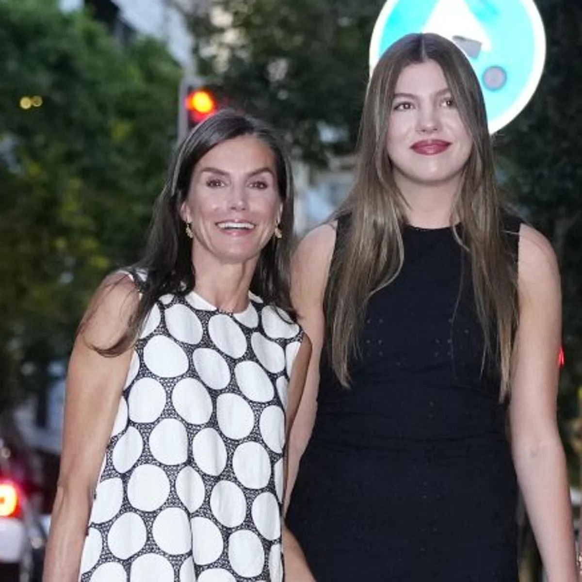 La salida sorpresa de la reina Letizia en Mallorca: se va al cine con un vestido de Carolina Herrera fluido y sandalias griegas