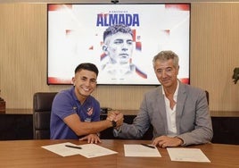 Miguel Ángel Gil junto al nuevo fichaje Thiago Almada.