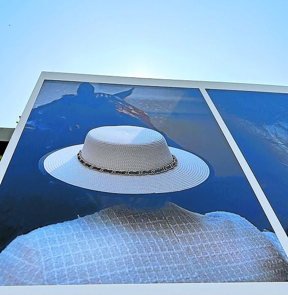 Una de las imágenes expuestas en la calle.