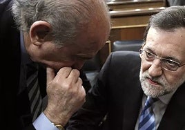 El exministro Jorge Fernández con el expresidente Mariano Rajoy en el Congreso