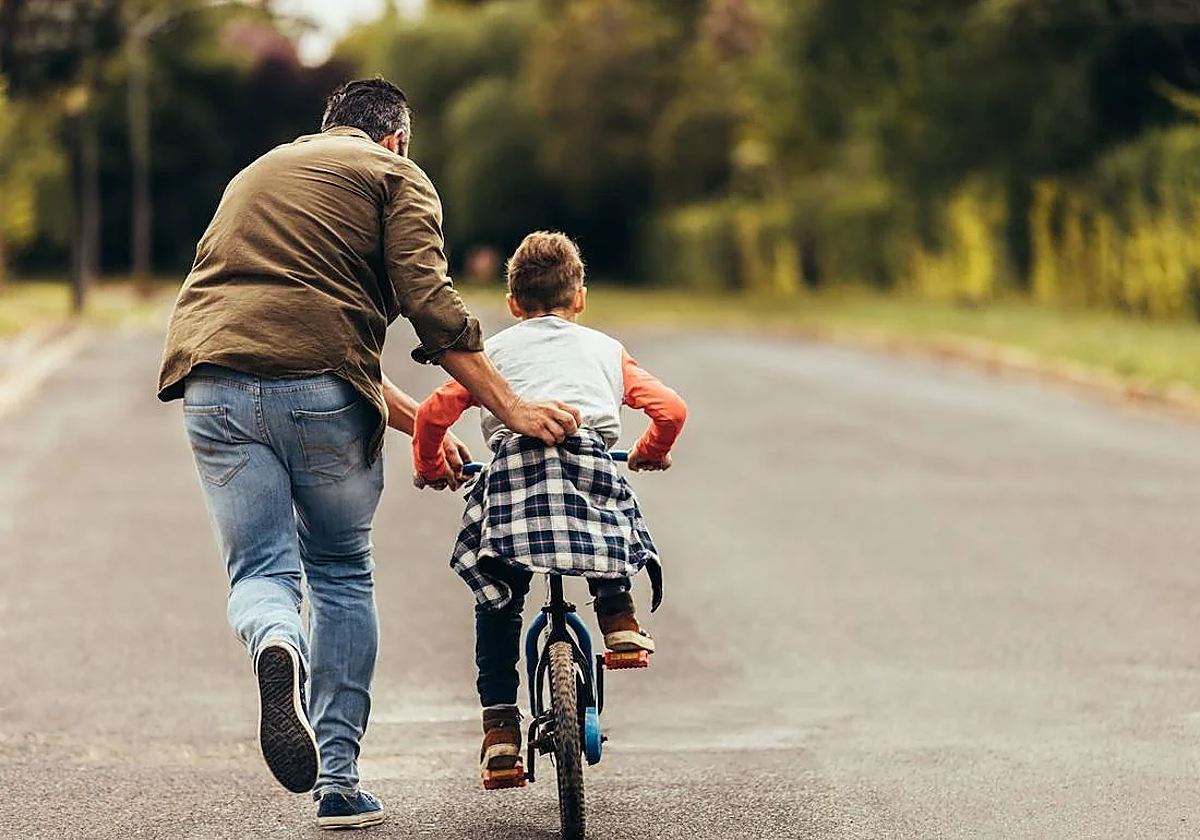 Aprender a montar en bici es una gran actividad de verano.