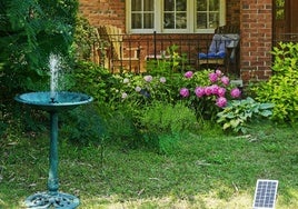 Personaliza y refresca tu jardín con una de estas fuentes solares