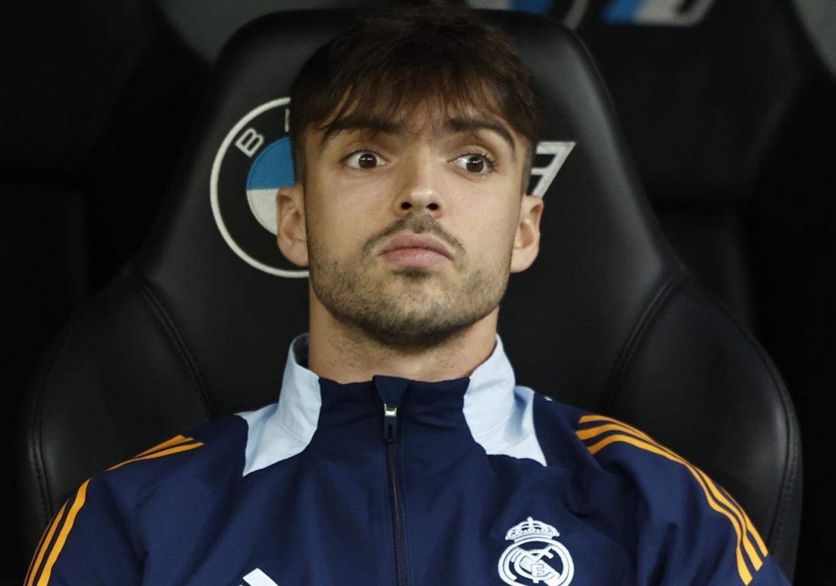 El jugador madridista Raúl Asencio, en el banquillo durante un partido.