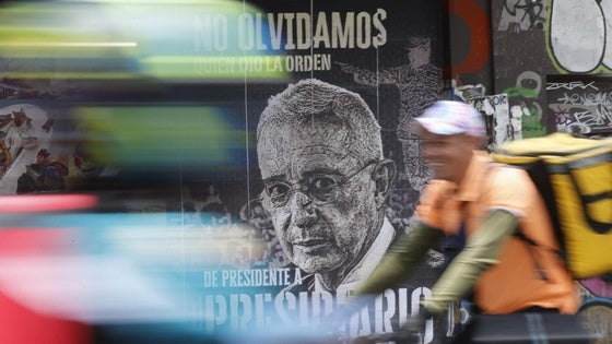 Un cartel en contra del expresidente colombiano Álvaro Uribe, en una calle de Bogotá.