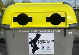 Los contenedores solidarios de la dana, con su distintivo.