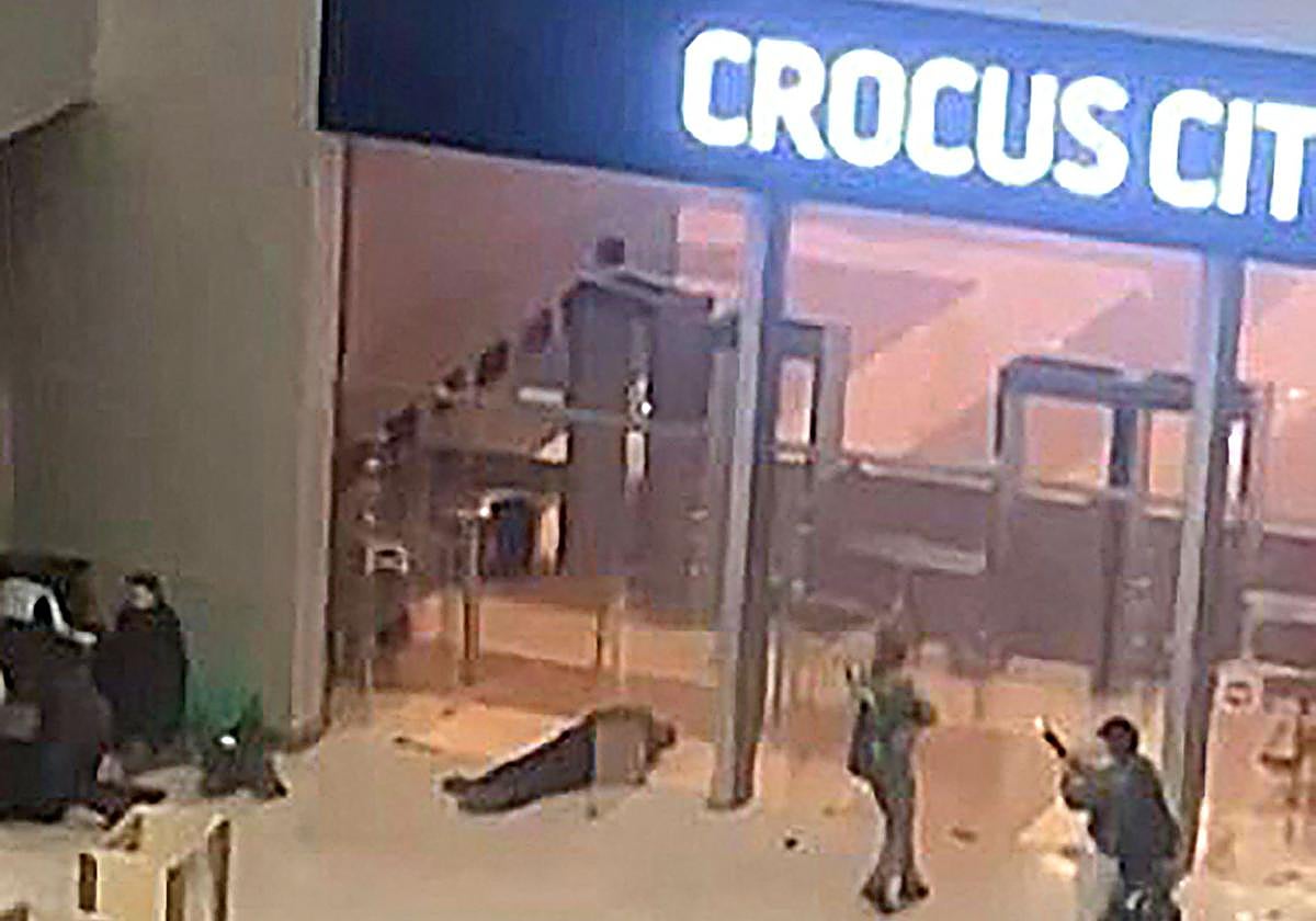 Un momento del atentado en la entrada al Crocus City Hall.