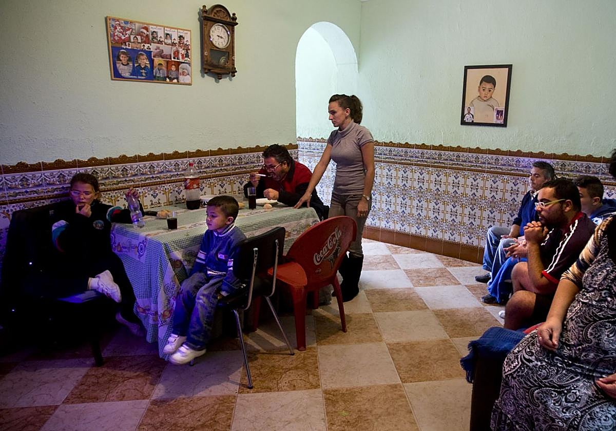 Un grupo de personas que conviven en una misma vivienda en Sevilla.