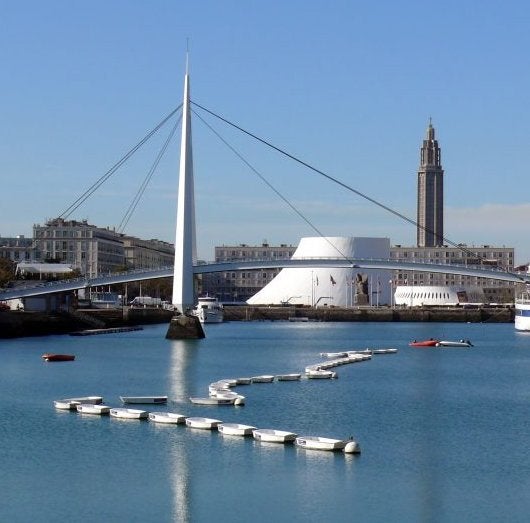 Esta ciudad en la costa de Normandía tiene las piscinas urbanas más bonitas del mundo