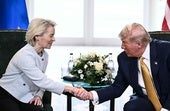 Apretón de manos entre Von der Leyen y Trump tras el acuerdo arancelario.