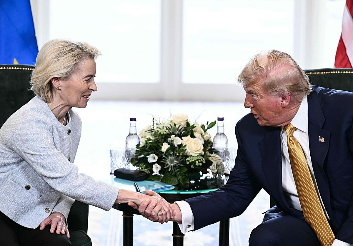 Apretón de manos entre Von der Leyen y Trump tras el acuerdo arancelario.