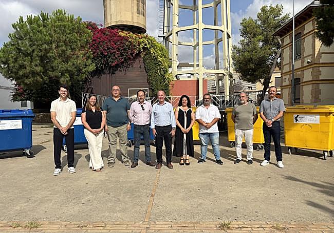 Autoridades de Massanassa, una de las localidades afectadas, y de Ecoembes, con los contenedores donados.