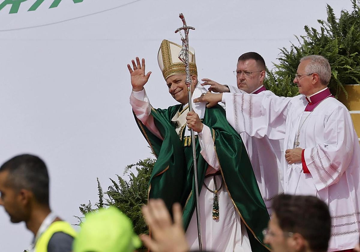 Imagen principal - El Papa recuerda a los jóvenes que «consumir no es suficiente»