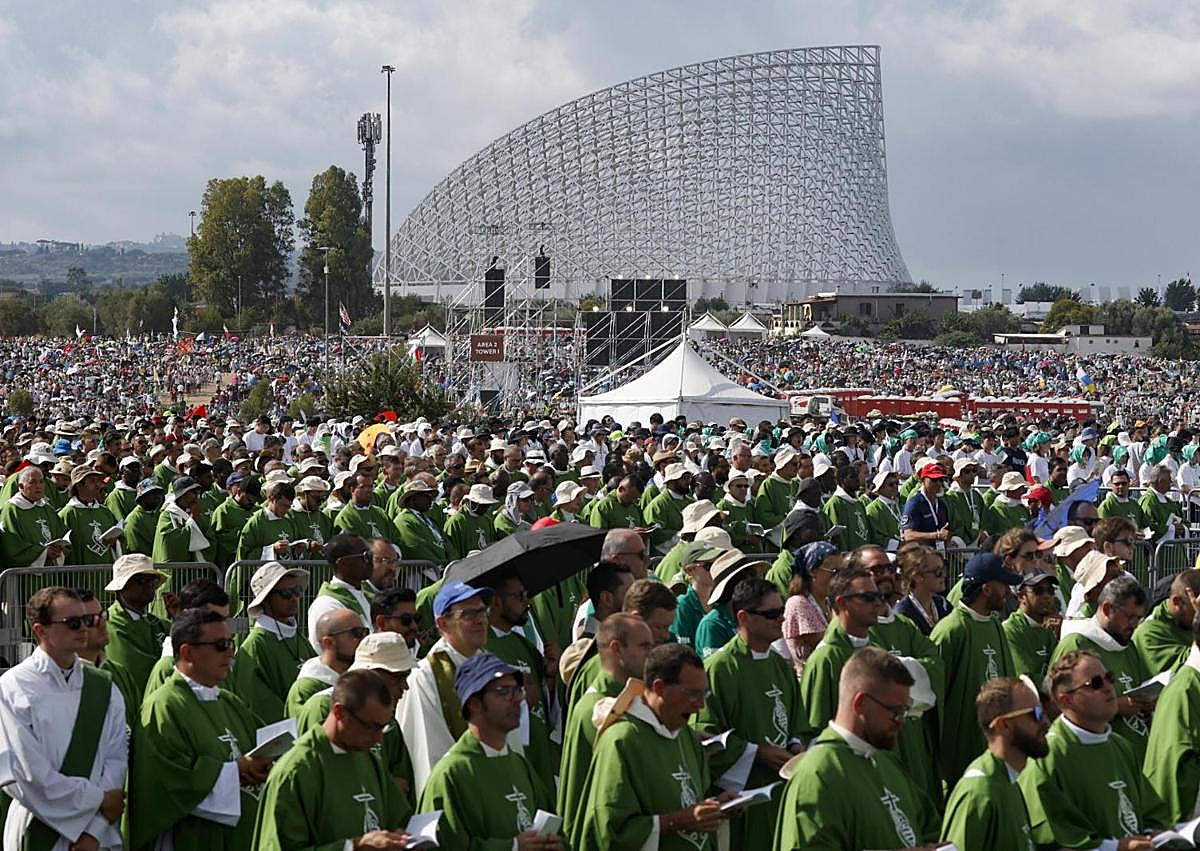 Imagen secundaria 1 - El Papa recuerda a los jóvenes que «consumir no es suficiente»