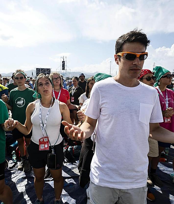 Imagen secundaria 2 - El Papa recuerda a los jóvenes que «consumir no es suficiente»