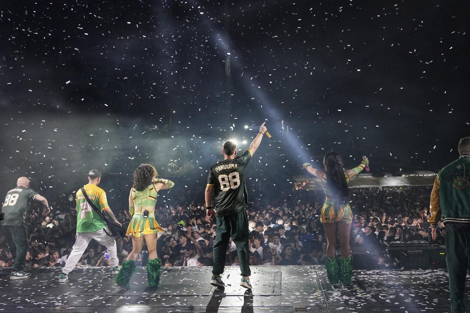 Cantantes y músicos, de cara a los espectadores.