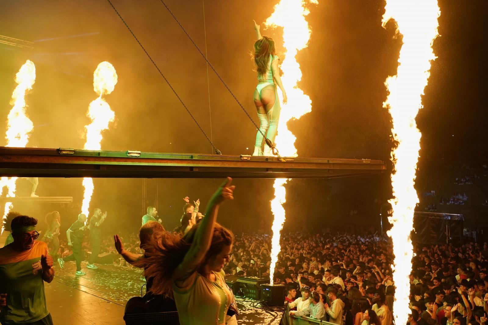 El fuego no falta en el espectáculo.