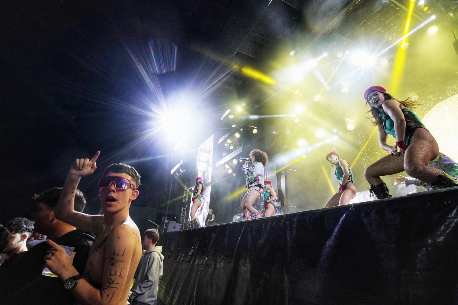 Glamour encima y debajo del escenario.