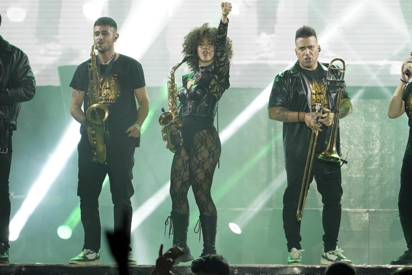 La sección de metales, con Marleny Doble en el centro.