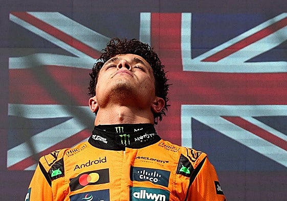 Lando Norris escucha el 'God save the King' en lo más alto del podio de Hungría.